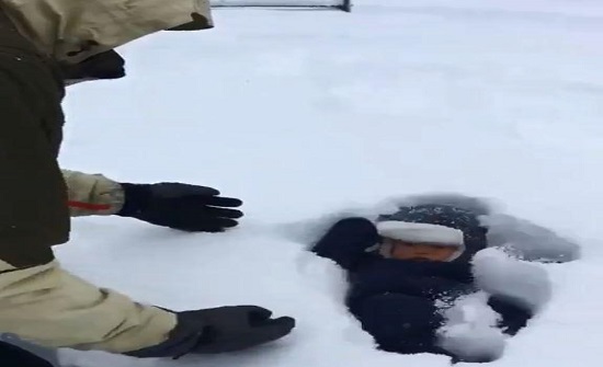 بالفيديو والصور : أب يرمي طفله في الثلج ولم يتوقع ما حدث بالفيديو والصور : أب يرمي طفله في الثلج ولم يتوقع ما حدث