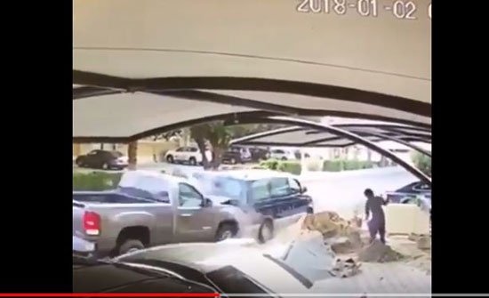 لحظة دهس سيارة مسرعة رجل بسبب انشغاله في الهاتف (فيديو مروع) لحظة دهس سيارة مسرعة رجل بسبب انشغاله في الهاتف (فيديو مروع)
