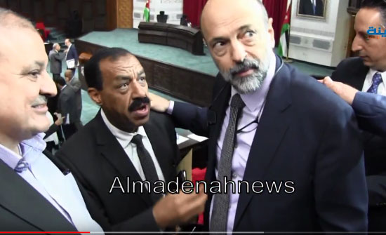 فيديو : شاهد الرزاز يفشل وزير العدل ويسحب قانونا يجرد متهمي الارهاب من حقوقهم فيديو : شاهد الرزاز يفشل وزير العدل ويسحب قانونا يجرد متهمي الارهاب من حقوقهم