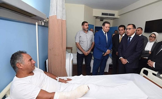 رئيس الوزراء المصري يزور الجرحى ويتفقد موقع الهجوم رئيس الوزراء المصري يزور الجرحى ويتفقد موقع الهجوم