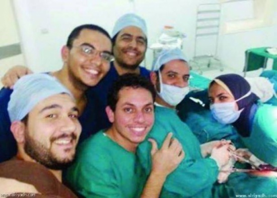 سيلفي من داخل غرفة الولادة تُطيح بطبيب! سيلفي من داخل غرفة الولادة تُطيح بطبيب!
