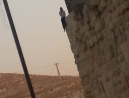بالفيديو : بسبب الفصل التعسفي .. شاب يهدد بالانتحار في الكرك بالفيديو : بسبب الفصل التعسفي .. شاب يهدد بالانتحار في الكرك