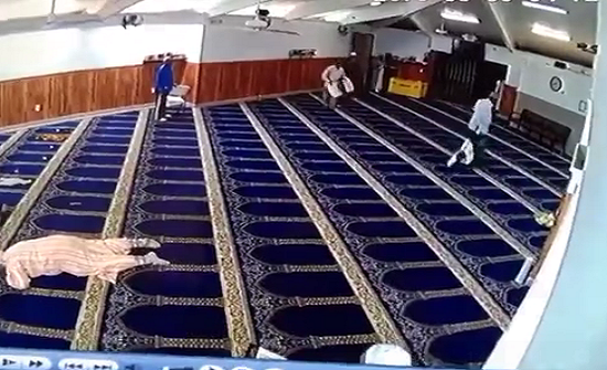 بالفيديو : مختل أندونيسي يهاجم المصلين داخل مسجد ويصيب أحدهم بالفيديو : مختل أندونيسي يهاجم المصلين داخل مسجد ويصيب أحدهم
