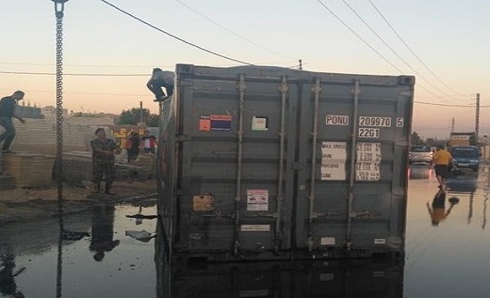 اغلاق شارع في سحاب بعد تدهور شاحنة محملة بالزيوت اغلاق شارع في سحاب بعد تدهور شاحنة محملة بالزيوت