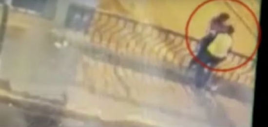 بالفيديو : وفاة زوجين سقطا من جسر حديدي أثناء تبادلهما القبلات والأحضان بالفيديو : وفاة زوجين سقطا من جسر حديدي أثناء تبادلهما القبلات والأحضان