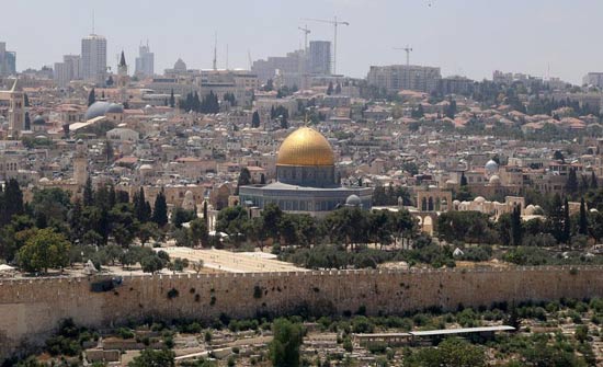 مستوطنون يؤدون صلوات تلمودية "علنية" في المسجد الأقصى بعد اقتحامه مستوطنون يؤدون صلوات تلمودية "علنية" في المسجد الأقصى بعد اقتحامه