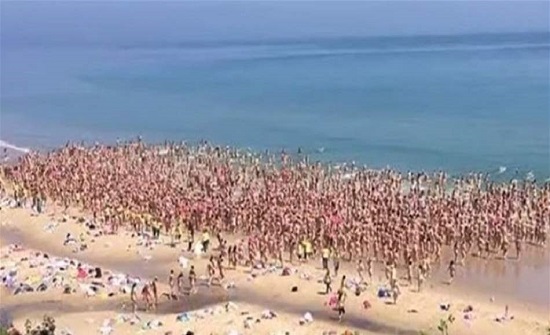 لهدفٍ نبيل.. مئات النساء يتعرّين على الشاطئ! (فيديو) لهدفٍ نبيل.. مئات النساء يتعرّين على الشاطئ! (فيديو)
