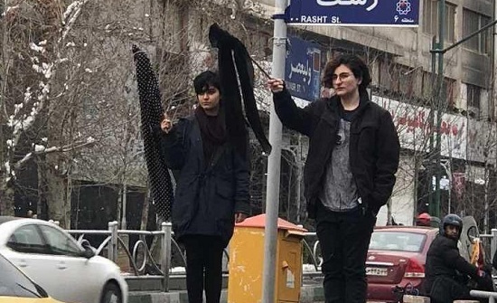 الشرطة الايرانية تعتقل 30 إمراة كشفن رؤوسهن احتجاجا على القانون الذي يفرض الحجاب الشرطة الايرانية تعتقل 30 إمراة كشفن رؤوسهن احتجاجا على القانون الذي يفرض الحجاب