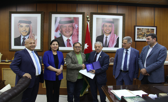 تكريم الفنان حدادين من اليرموك لفوزه بجائزة دولية في لبنان تكريم الفنان حدادين من اليرموك لفوزه بجائزة دولية في لبنان