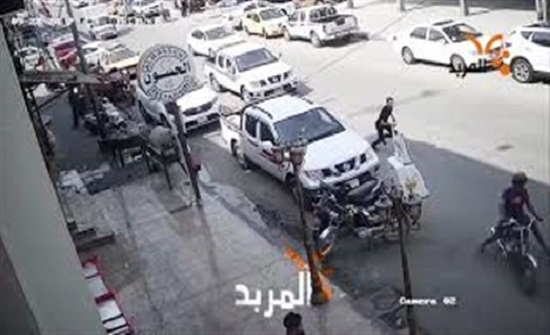 ماذا فعل شاب لحظة سرقة لصين دراجة نارية؟ (فيديو) ماذا فعل شاب لحظة سرقة لصين دراجة نارية؟ (فيديو)