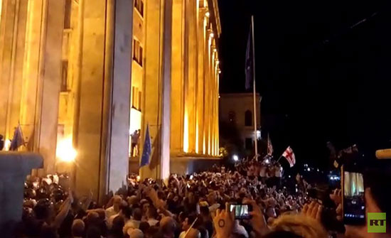 بالفيديو : إصابة مراسل "رابتلي" برصاصة مطاطية أثناء تغطيته الاحتجاجات في جورجيا بالفيديو : إصابة مراسل "رابتلي" برصاصة مطاطية أثناء تغطيته الاحتجاجات في جورجيا