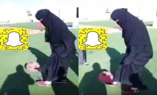بالفيديو.. سعودية تستعرض مهاراتها الكروية بالعباءة فأبهرت الرجال بالفيديو.. سعودية تستعرض مهاراتها الكروية بالعباءة فأبهرت الرجال