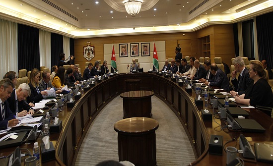 رئيس الوزراء يلتقي يوهانس هان لبحث سبل دعم الاردن لمواجهة التحديات الاقتصادية رئيس الوزراء يلتقي يوهانس هان لبحث سبل دعم الاردن لمواجهة التحديات الاقتصادية