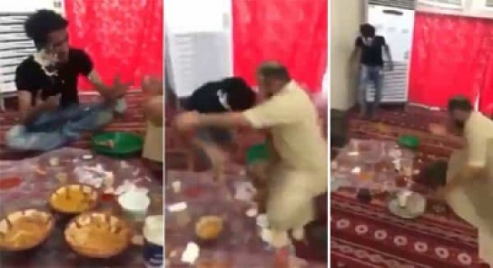أول تعليق من الشابان المتورطان في مقطع العبث بالطعام- فيديو أول تعليق من الشابان المتورطان في مقطع العبث بالطعام- فيديو