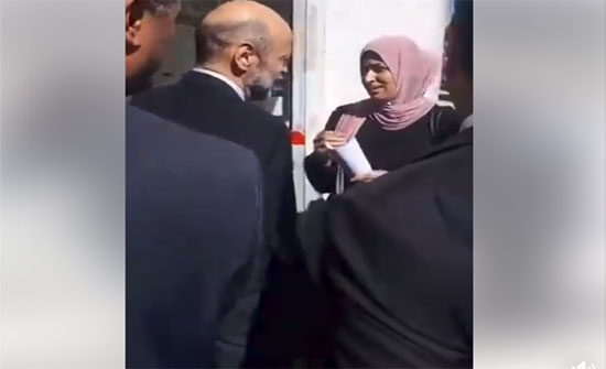 بالفيديو : الرزاز يعد مواطنة بمتابعة مشكلتها بالفيديو : الرزاز يعد مواطنة بمتابعة مشكلتها
