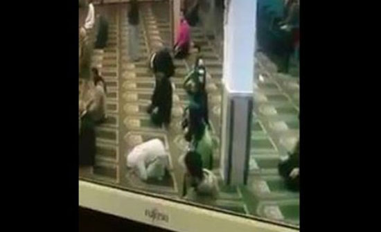 شاهد وفاة مصلي أثناء ركوعه بمسجد (فيديو) شاهد وفاة مصلي أثناء ركوعه بمسجد (فيديو)