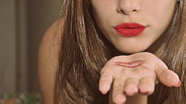 أسرار غريبة.... لم تعرفوها من قبل عن التقبيل! أسرار غريبة.... لم تعرفوها من قبل عن التقبيل!