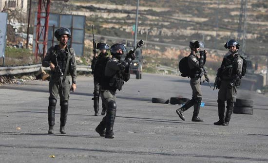 الجيش الإسرائيلي يعتقل أربعة فلسطينيين بمواجهات في بيت لحم الجيش الإسرائيلي يعتقل أربعة فلسطينيين بمواجهات في بيت لحم