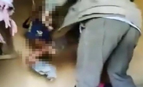 صور مروّعة: والد يجلد أطفاله بوحشية.. وهذه حجّته! صور مروّعة: والد يجلد أطفاله بوحشية.. وهذه حجّته!