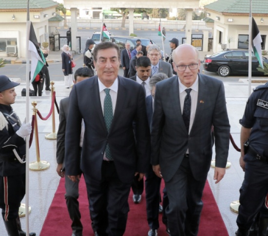 الطراونة يدعو نظيره الكندي لدعم مقترح أردني لمساندة "الأونروا" في البرلمان الدولي الطراونة يدعو نظيره الكندي لدعم مقترح أردني لمساندة "الأونروا" في البرلمان الدولي