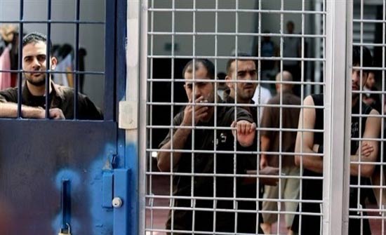أسير فلسطيني يفقد القدرة على الحركة في سجون الاحتلال الإسرائيلي أسير فلسطيني يفقد القدرة على الحركة في سجون الاحتلال الإسرائيلي