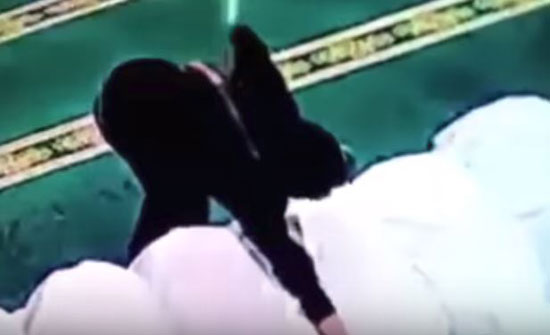فتاة تسرق النساء بالمسجد لحظة سجودهن (فيديو) فتاة تسرق النساء بالمسجد لحظة سجودهن (فيديو)