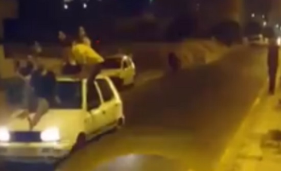 ضبط سائق متهور خرج من المركبة أثناء مسيرها ضبط سائق متهور خرج من المركبة أثناء مسيرها
