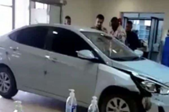 بالفيديو.. مراجع يقتحم طوارئ مستشفى بسيارته بالفيديو.. مراجع يقتحم طوارئ مستشفى بسيارته