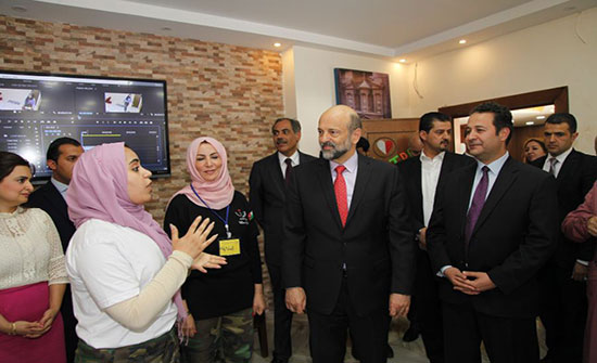 الرزاز يؤكد أهمية معسكرات الحسين لتسليح الشباب بالمهارات اللازمة لدخول سوق العمل الرزاز يؤكد أهمية معسكرات الحسين لتسليح الشباب بالمهارات اللازمة لدخول سوق العمل