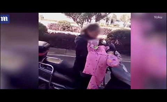بالفيديو- جنوب الصين.. أم تسحل ابنها بدراجتها النارية بعد تقييده! بالفيديو- جنوب الصين.. أم تسحل ابنها بدراجتها النارية بعد تقييده!