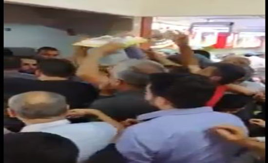 شاهد بالفيديو : 89 قرشا سعر كرتونة البيض في الزرقاء وتدافع غير مسبوق شاهد بالفيديو : 89 قرشا سعر كرتونة البيض في الزرقاء وتدافع غير مسبوق