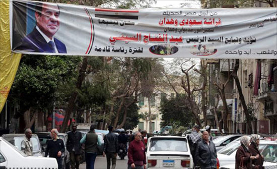السيسي وحيدا بالانتخابات بعد اعتقال عنان وانسحاب خالد علي السيسي وحيدا بالانتخابات بعد اعتقال عنان وانسحاب خالد علي