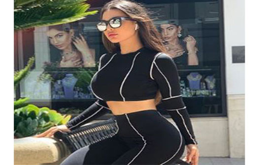 قمر تثير الجدل مجدداً بنشرها صوراً من دون حمالة صدر قمر تثير الجدل مجدداً بنشرها صوراً من دون حمالة صدر 