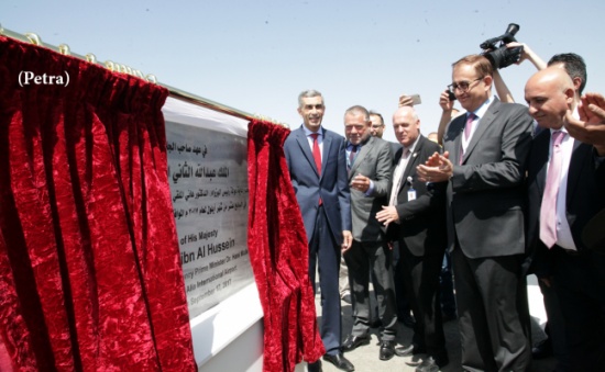 وزير النقل يفتتح مشروع اعادة تأهيل المدرج الشمالي بمطار الملكة علياء وزير النقل يفتتح مشروع اعادة تأهيل المدرج الشمالي بمطار الملكة علياء