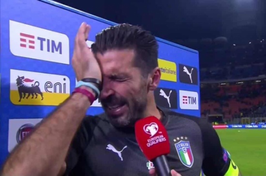 بعد فشل صعود إيطاليا لكأس العالم.. بوفون ينهار باكياً: كنت أتمنى نهاية أفضل -فيديو بعد فشل صعود إيطاليا لكأس العالم.. بوفون ينهار باكياً: كنت أتمنى نهاية أفضل -فيديو