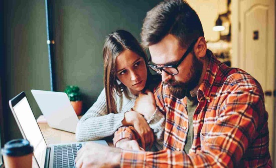 كيف تدعمين شريكك بعد فقدانه وظيفته؟ كيف تدعمين شريكك بعد فقدانه وظيفته؟