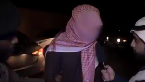 شاهدوا.. شاب بحالة غير طبيعية اوقفته الدوريات السعودية.. وردود فعل غاضبة شاهدوا.. شاب بحالة غير طبيعية اوقفته الدوريات السعودية.. وردود فعل غاضبة