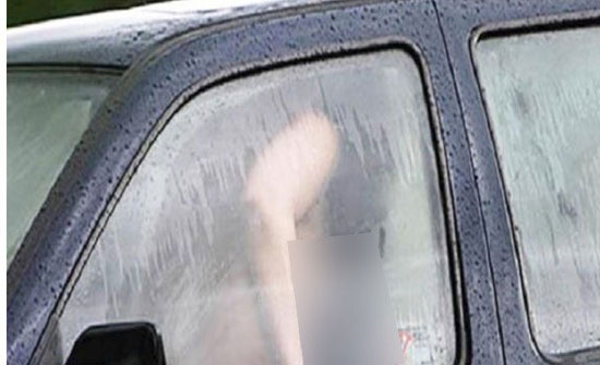 فضيحة على مرأى من الجميع داخل سيارة لمصري وفلبينية في بلد عربي فضيحة على مرأى من الجميع داخل سيارة لمصري وفلبينية في بلد عربي