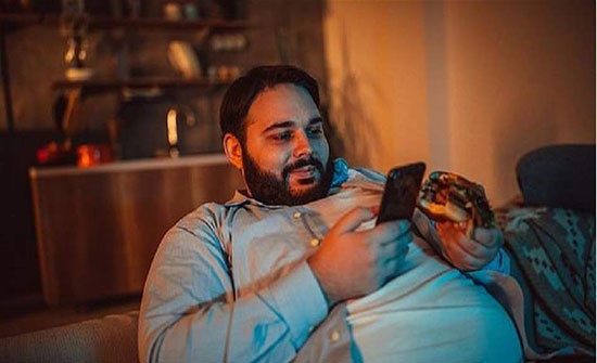 هاتفك الذكي قد يجعلك بدينا! هاتفك الذكي قد يجعلك بدينا!
