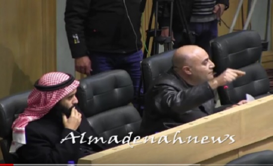 فيديو : الحباشنة يعتذر للخزاعلة عن سحب عقاله خلال مشاجرته مع الشوابكة فيديو : الحباشنة يعتذر للخزاعلة عن سحب عقاله خلال مشاجرته مع الشوابكة