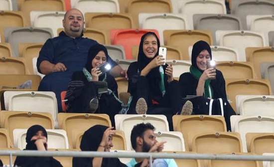 صور| للمرة الأولى المرأة السعودية تدخل استاد كرة القدم صور| للمرة الأولى المرأة السعودية تدخل استاد كرة القدم