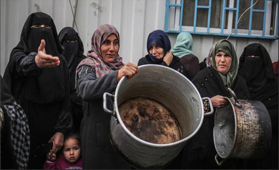 فقراء بغزة يحتجّون على مواصلة تعليق مساعدات "برنامج الأغذية العالمي" فقراء بغزة يحتجّون على مواصلة تعليق مساعدات "برنامج الأغذية العالمي"