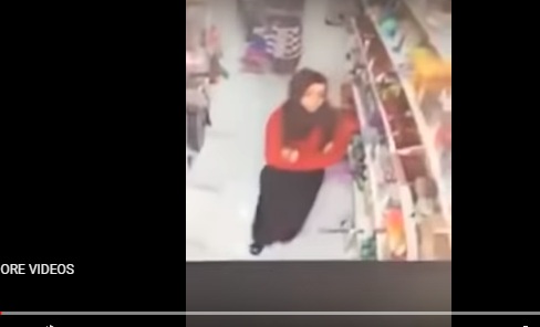 شاهد: ناشطون يتداولون الفيديو على انه بالزرقاء ... مصدر يوضح قصة هذه الفتاة شاهد: ناشطون يتداولون الفيديو على انه بالزرقاء ... مصدر يوضح قصة هذه الفتاة