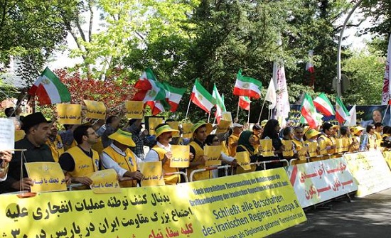 صور : وقفة احتجاجية في برلين تضامناً مع انتفاضة آلاف المتظاهرين في المدن الإيرانية صور : وقفة احتجاجية في برلين تضامناً مع انتفاضة آلاف المتظاهرين في المدن الإيرانية