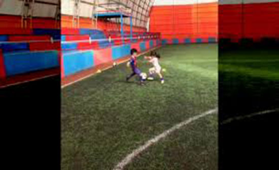 مهارة غير متوقعة لطفلة في كرة القدم (فيديو) مهارة غير متوقعة لطفلة في كرة القدم (فيديو)