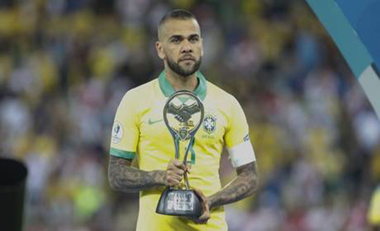 مفاجأة .. لاعب عربي الأكثر تتويجا بالألقاب في تاريخ كرة القدم وليس داني ألفيس! مفاجأة .. لاعب عربي الأكثر تتويجا بالألقاب في تاريخ كرة القدم وليس داني ألفيس!