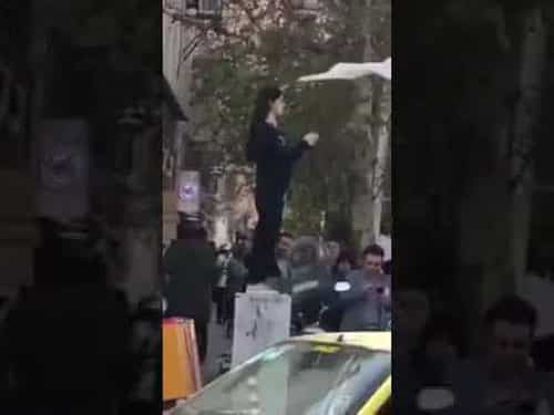 شاهد: إيرانية تتحدى نظام بلادها القمعي وتخلع الحجاب في أحد شوارع طهران شاهد: إيرانية تتحدى نظام بلادها القمعي وتخلع الحجاب في أحد شوارع طهران