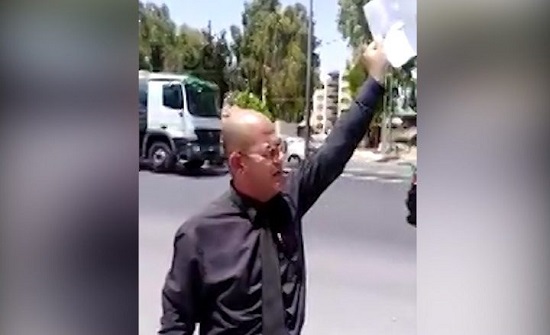 بالفيديو : دكتور اردني يحرق شهادته الجامعية بالفيديو : دكتور اردني يحرق شهادته الجامعية
