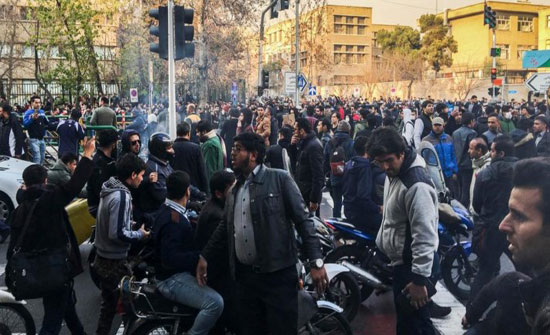 عمل الصلب في الأهواز يتحدّون ممارسات النظام القمعية والمخادعة لبث الفرقة بين العمال عمل الصلب في الأهواز يتحدّون ممارسات النظام القمعية والمخادعة لبث الفرقة بين العمال