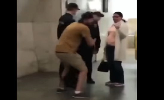 بالفيديو : القوة الزائدة تغني صاحبها عن عقله بالفيديو : القوة الزائدة تغني صاحبها عن عقله